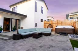 Modern Beach Escape + Jacuzzi + Large Backyard
