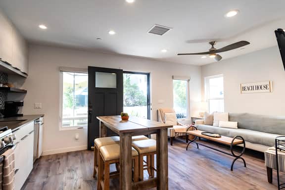 NEW Charming Beach House + Bikes + Parking