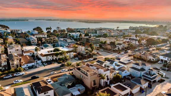 Amazing 5-Bedroom Bay View House W/ HUGE Jacuzzi + Fire Pit + Paddle Boards