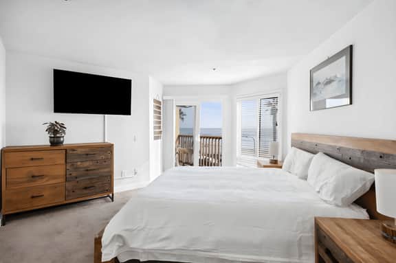 NEW 2 BDR Oceanfront Condo w/ Panoramic Views