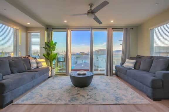 Modern Oceanview Penthouse 3Bed + Parking