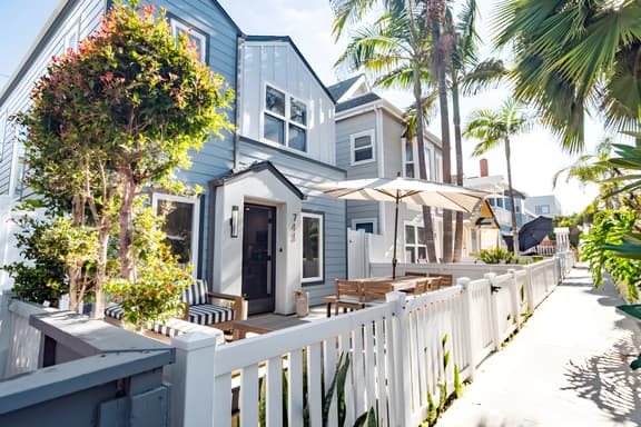 NEW Charming Beach House + Bikes + Parking