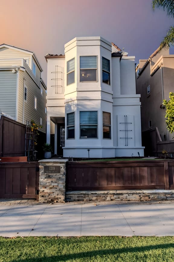 Amazing 5-Bedroom Bay View House W/ HUGE Jacuzzi + Fire Pit + Paddle Boards