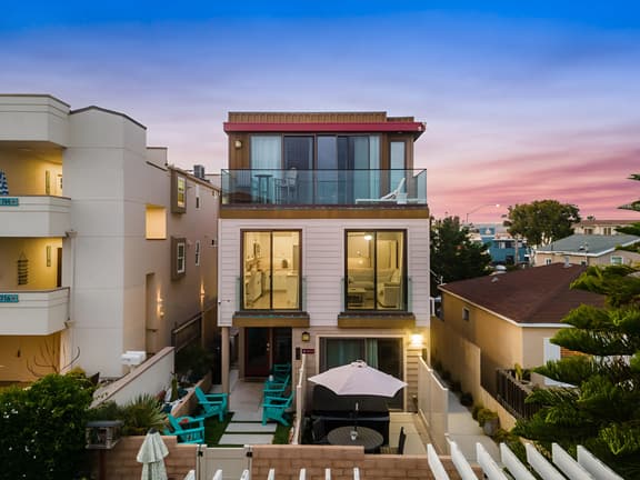 NEW Modern Ocean View Home + Free Parking