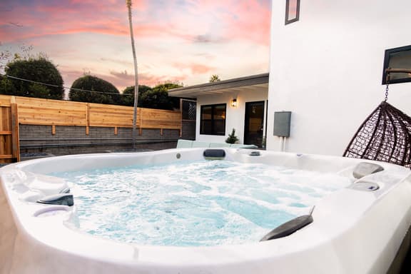 Modern Beach Escape + Jacuzzi + Large Backyard